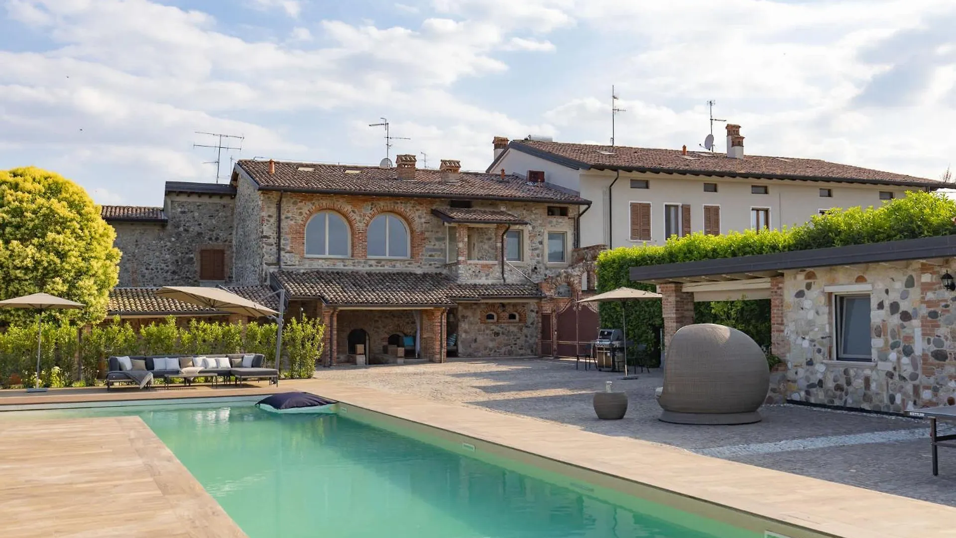 17Th Century Villa With Poolside Comfort Calvagese Della Riviera